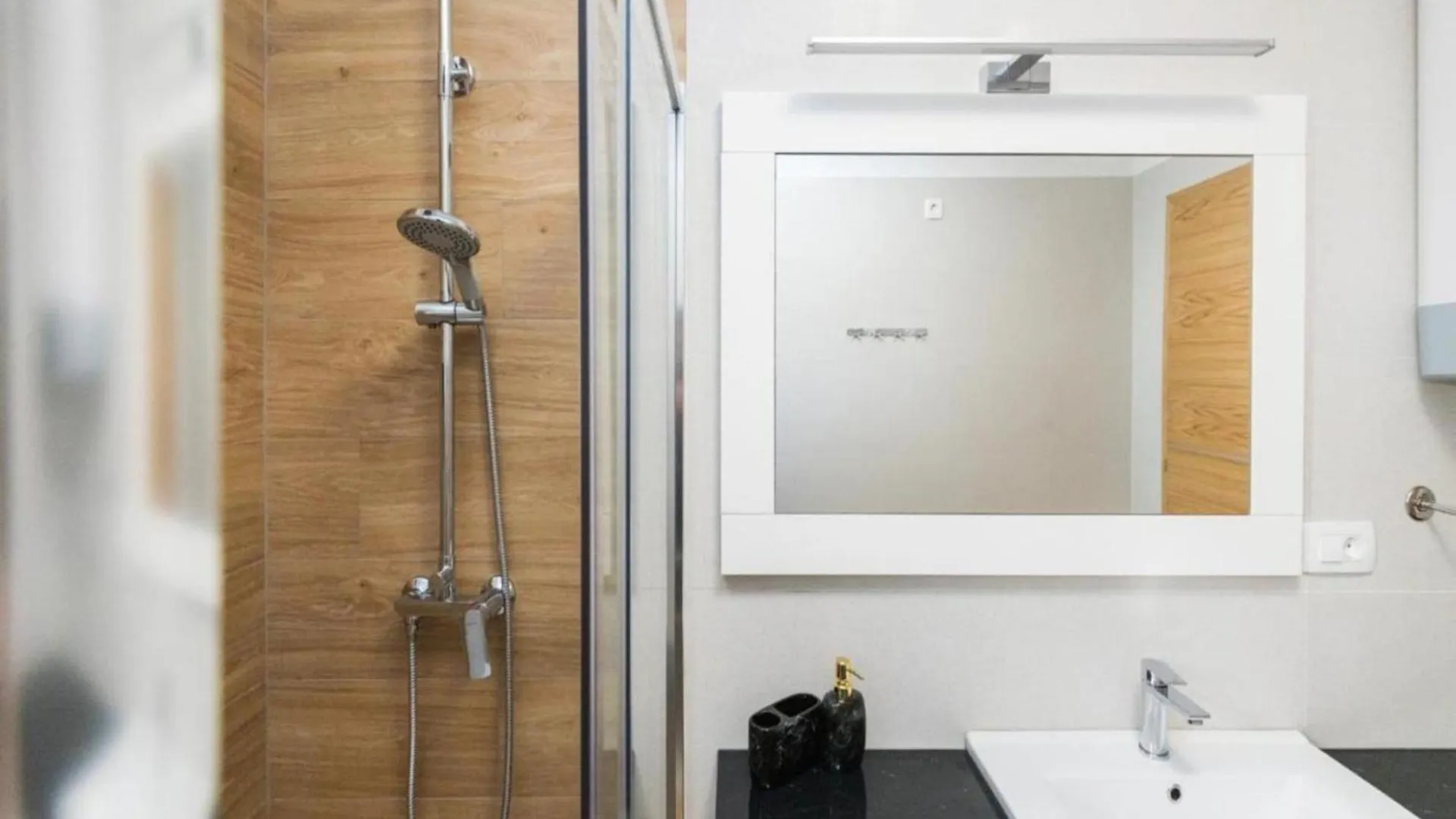 Mihael Holiday House - Three Bedroom Holiday Home With Jacuzzi ザダル