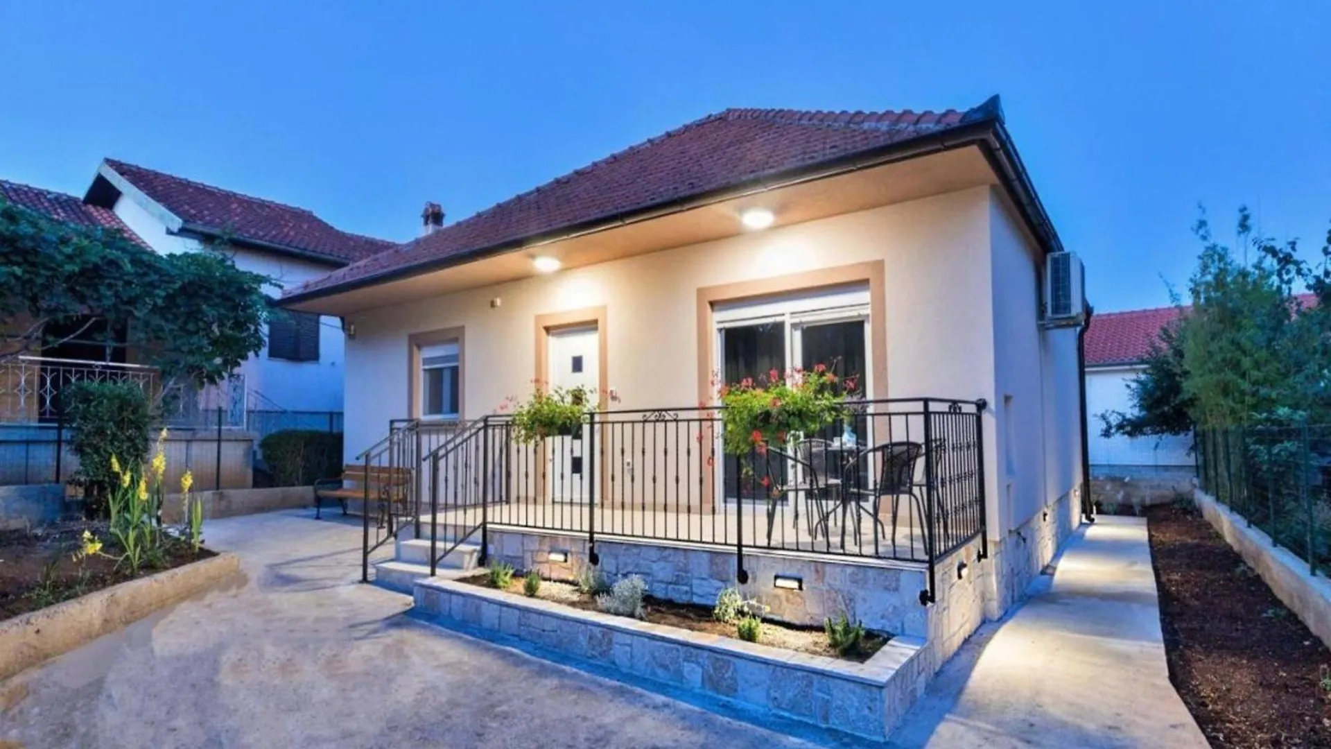 Mihael Holiday House - Three Bedroom Holiday Home With Jacuzzi ザダル