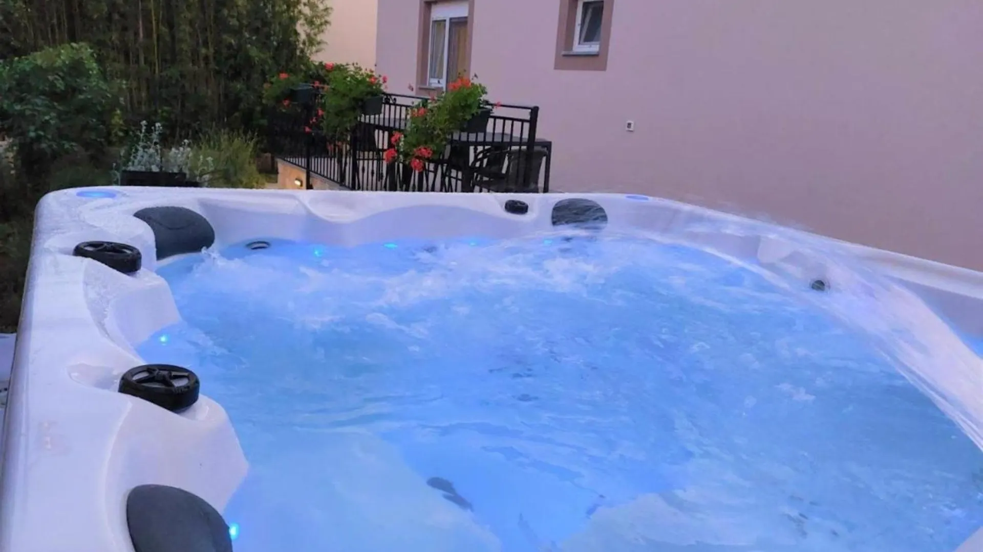 Mihael Holiday House - Three Bedroom Holiday Home With Jacuzzi ザダル クロアチア